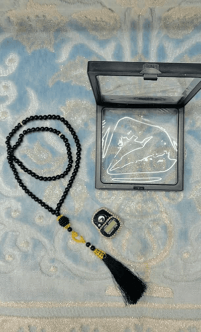 Luxury Islamic Gift Set ·Prayer Rug, Wooden Rehal & Tasbeeh - Black - EastEssence.com