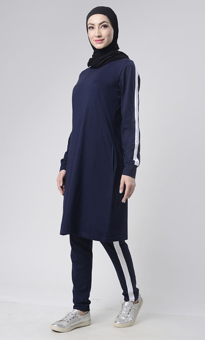 Ensemble de sport avec bandes latérales blanches détaillées – Bleu marine