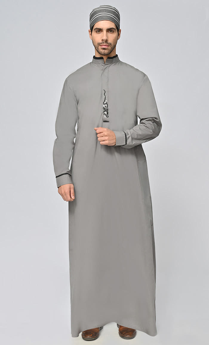 Thobe islamique brodé pour homme avec poches et kufi – Gris