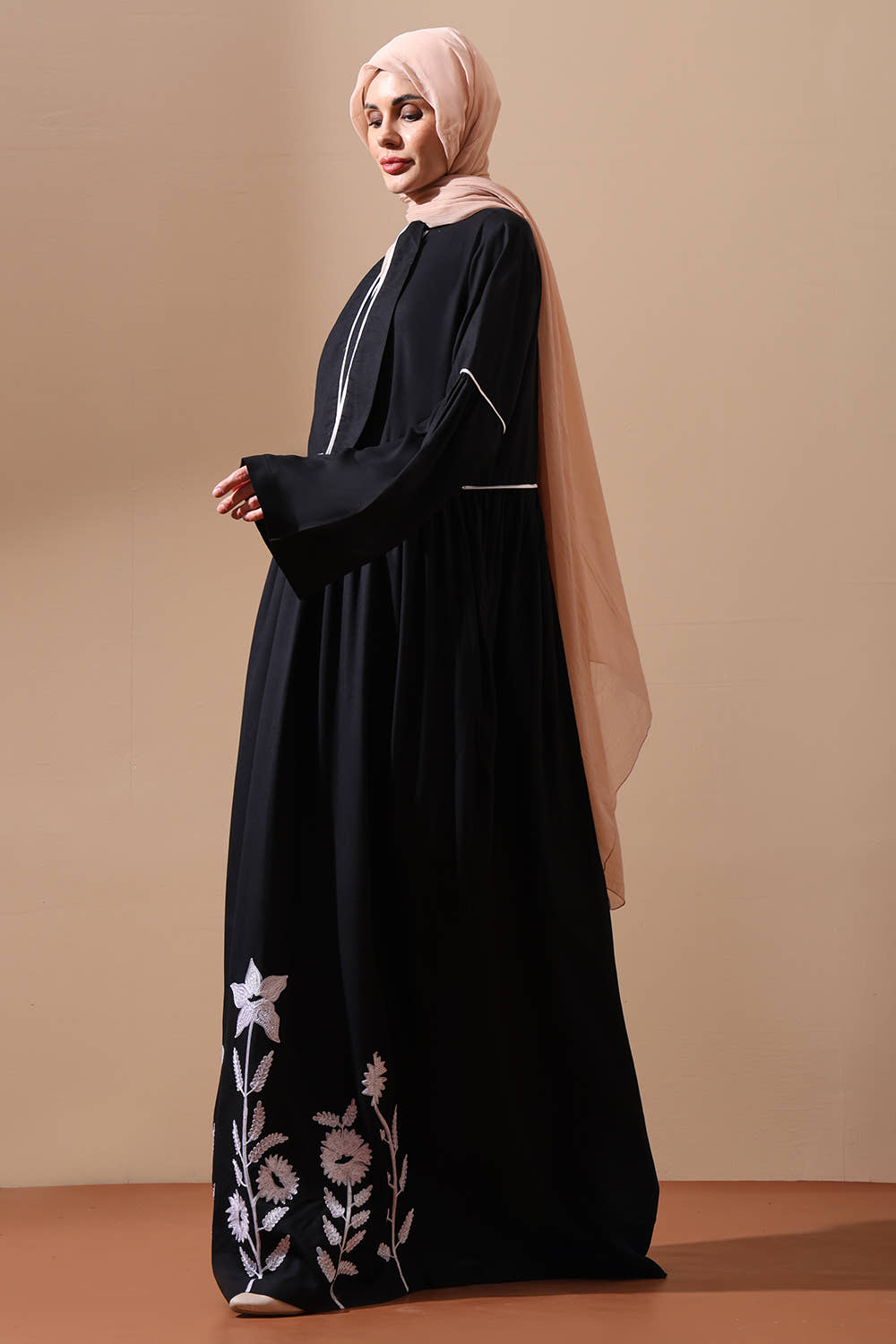 Ensemble robe abaya évasée et hijab avec panneau en dentelle
