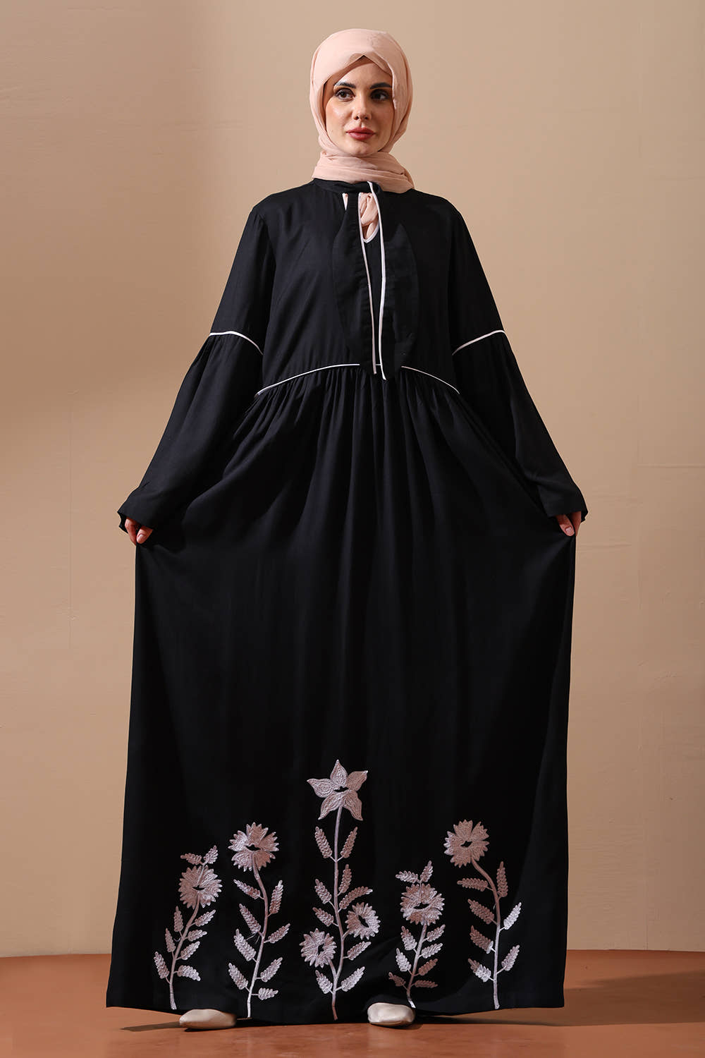 Ensemble robe abaya évasée et hijab avec panneau en dentelle