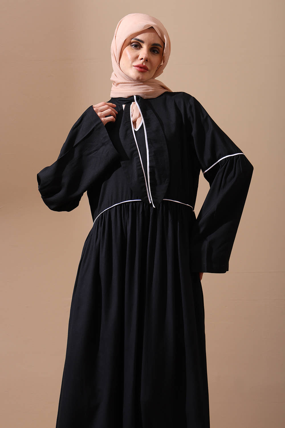 Ensemble robe abaya évasée et hijab avec panneau en dentelle