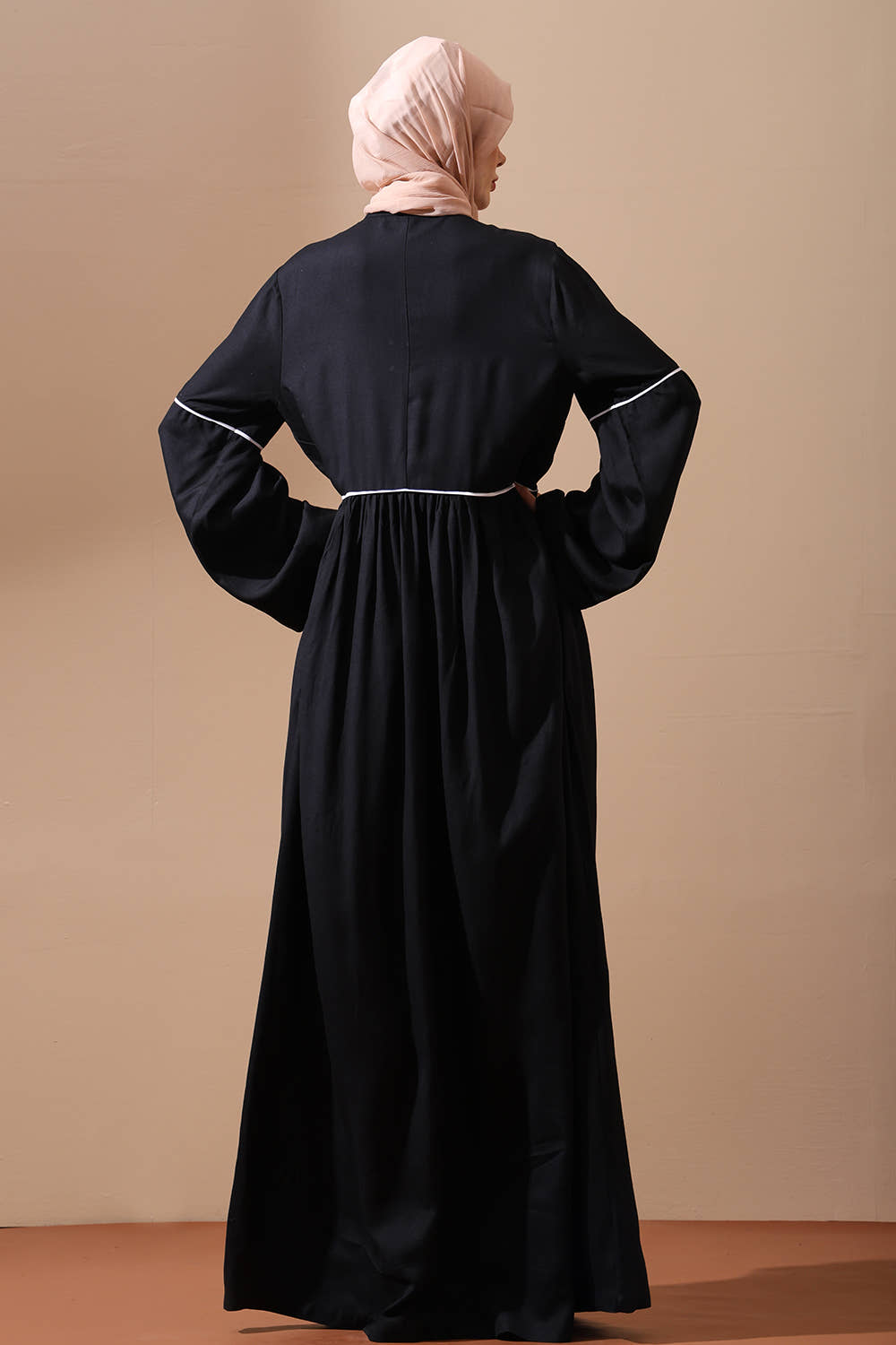 Ensemble robe abaya évasée et hijab avec panneau en dentelle