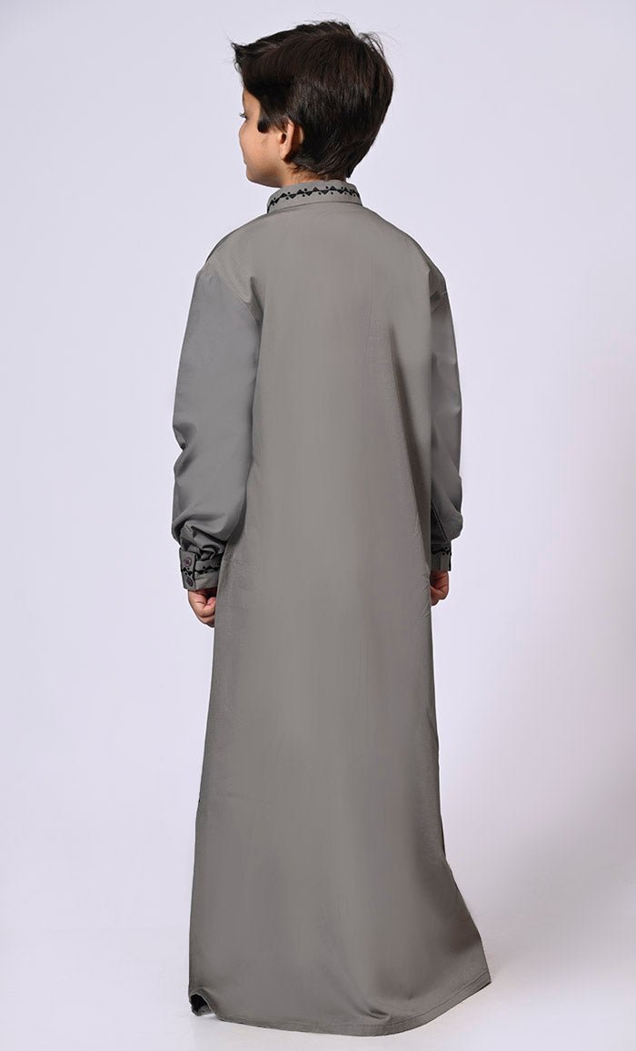Artisanal Embroidery: Boy's Grey Embroideerd Thobe With Pockets - EastEssence.com