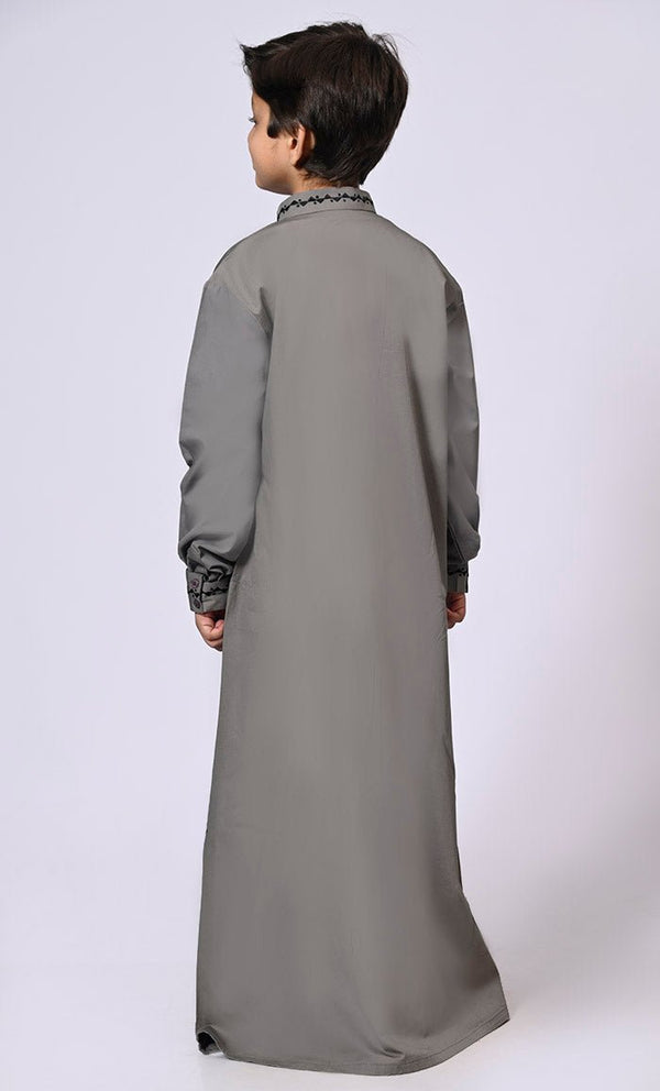 Artisanal Embroidery: Boy's Grey Embroideerd Thobe With Pockets - EastEssence.com
