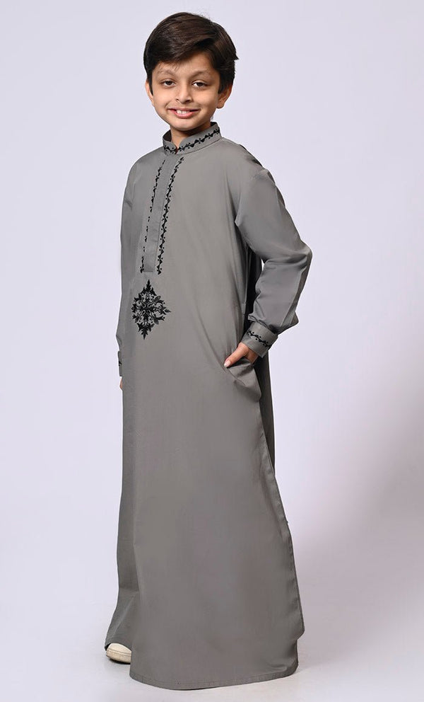 Artisanal Embroidery: Boy's Grey Embroideerd Thobe With Pockets - EastEssence.com