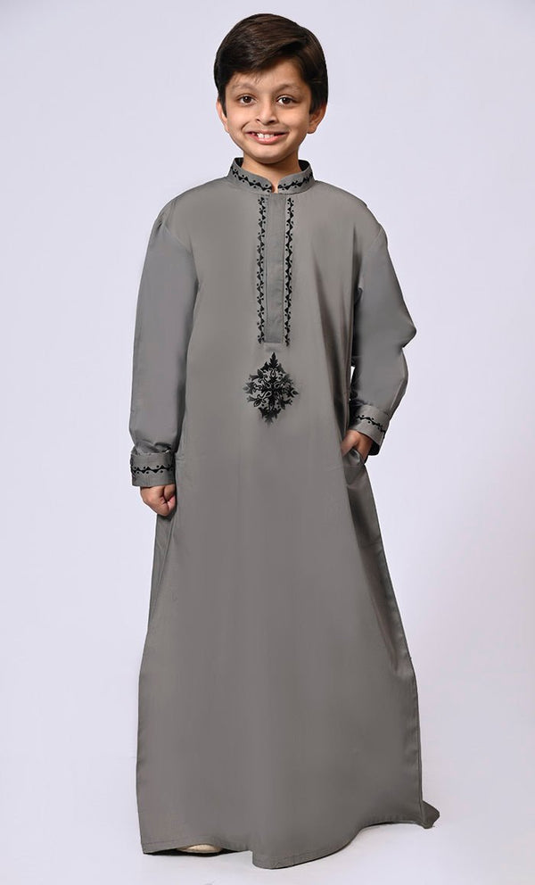 Artisanal Embroidery: Boy's Grey Embroideerd Thobe With Pockets - EastEssence.com