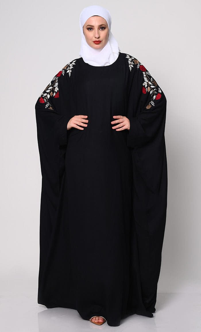 Kaftan noir brodé de motifs floraux avec poches