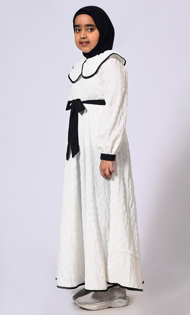 Chic Charm: Girls' White Abaya with Peter Pan Collar and Loose Belt - EastEssence.com