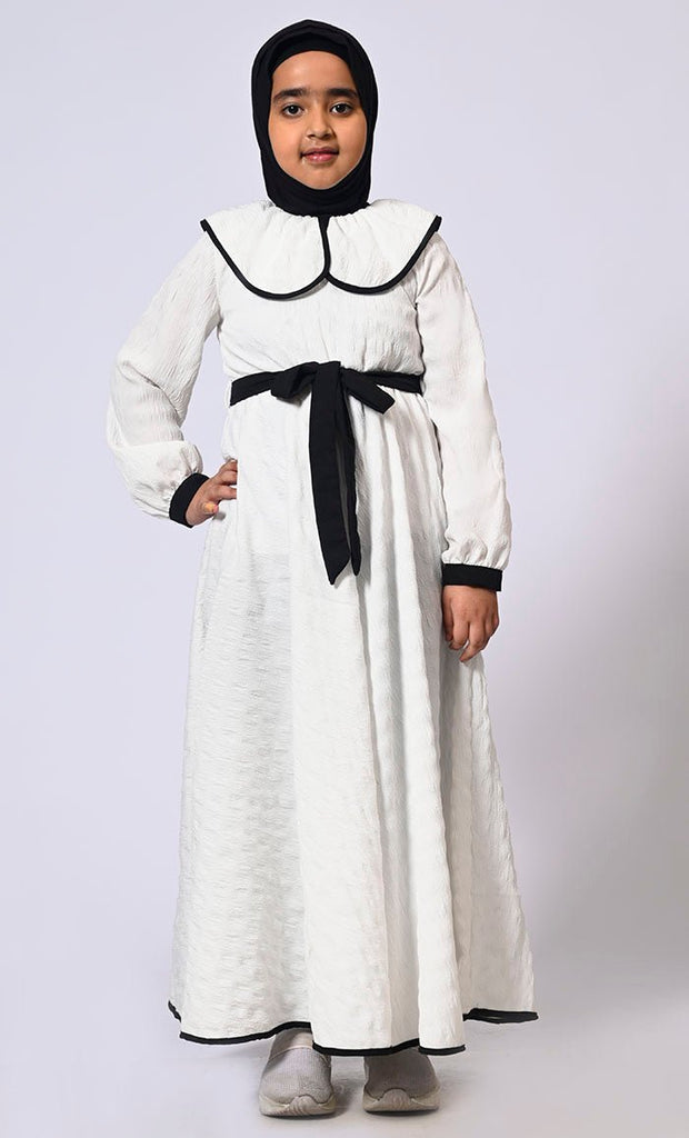 Chic Charm: Girls' White Abaya with Peter Pan Collar and Loose Belt - EastEssence.com