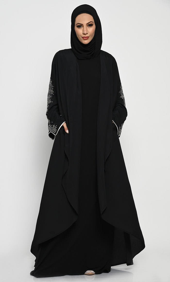Abaya chic superposée en crêpe doublé avec manches évasées brodées