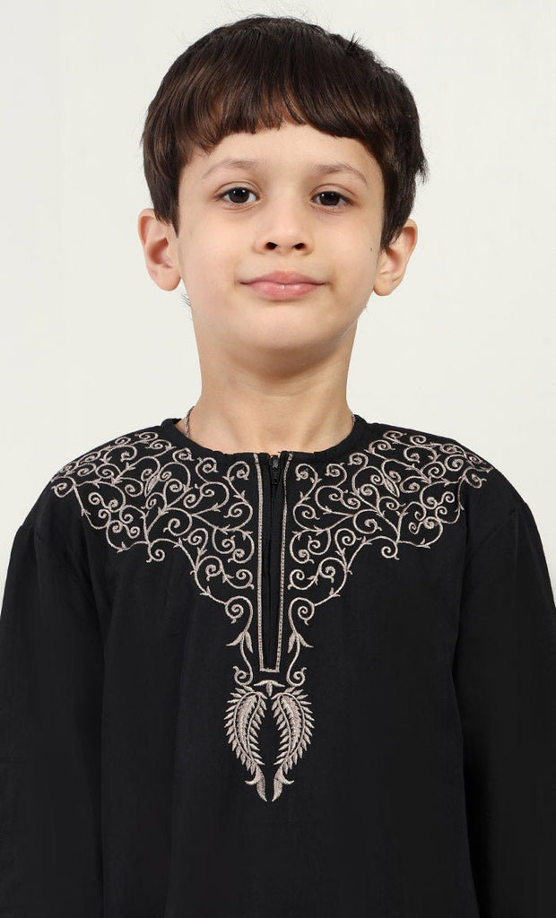 Cotton Poplin Thobe with Embroidered Neck & Zipper Opening - Black - EastEssence.com