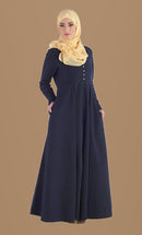 Abaya coupe évasée à détails de boutons dorés