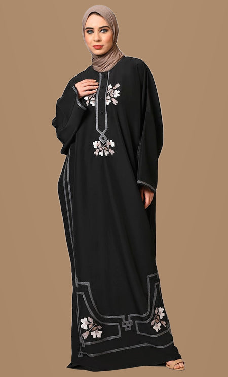 Une tapisserie de style : Abaya façon Pheran brodée de noir