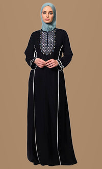 Flourish : Abaya noire zippée à l'avant avec broderies