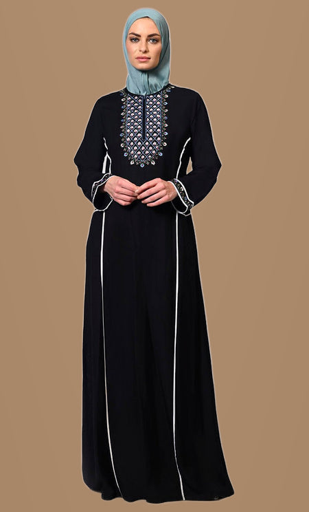 Flourish : Abaya noire zippée à l'avant avec broderies