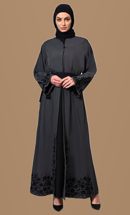 Abaya grise avec manches évasées brodées et ourlet