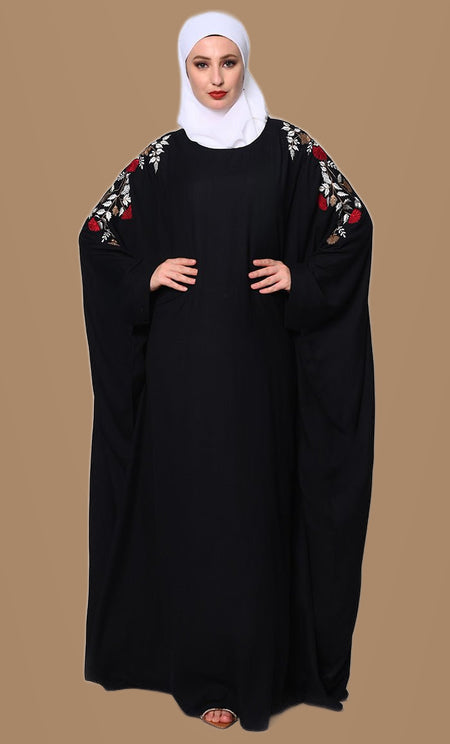 Kaftan noir brodé de motifs floraux avec poches