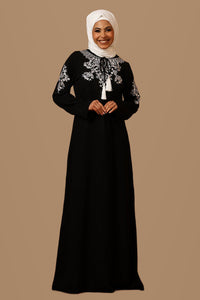Abaya noire brodée Firdous avec liens à nouer et pompons