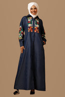 Abaya boutonnée à col chemise en soie denim avec broderies florales