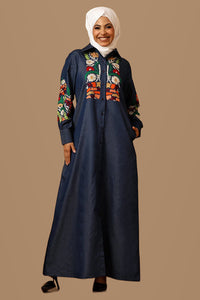 Abaya boutonnée à col chemise en soie denim avec broderies florales