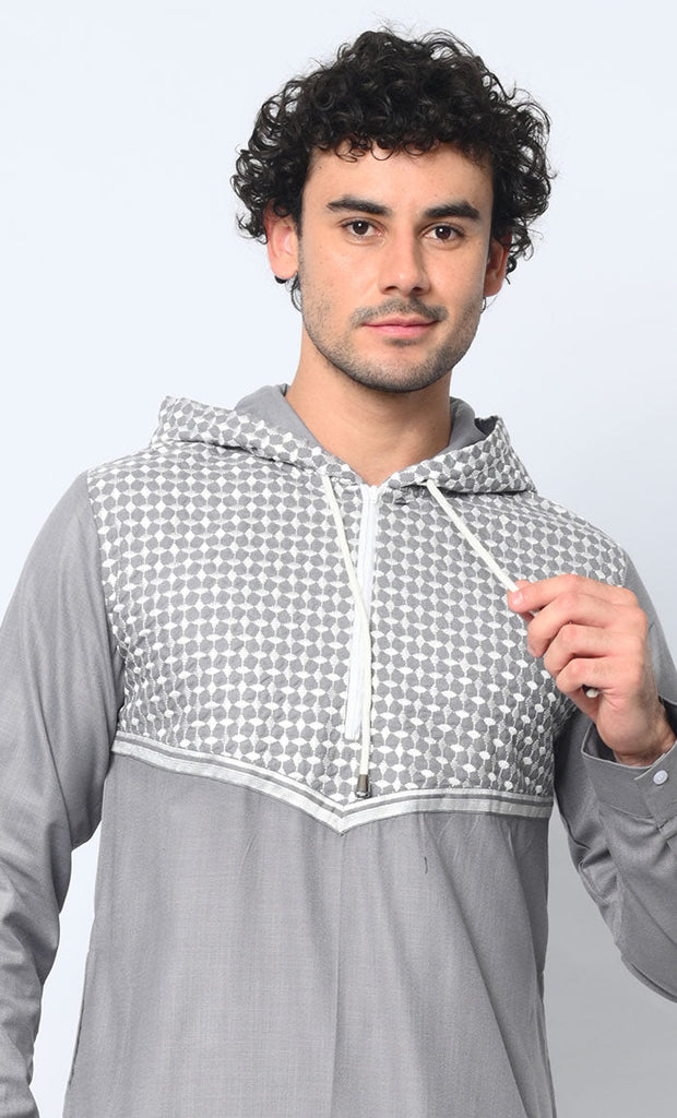 Geometric Embroidered Men's Grey Thobe with Hoodie and Pockets - EastEssence.com