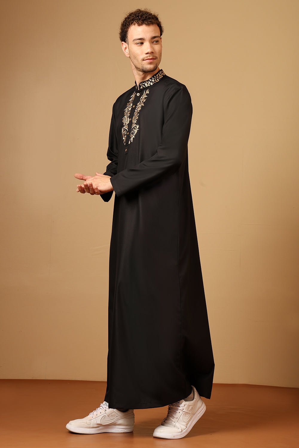 Men's contrast embroidered Thobe - EastEssence.com