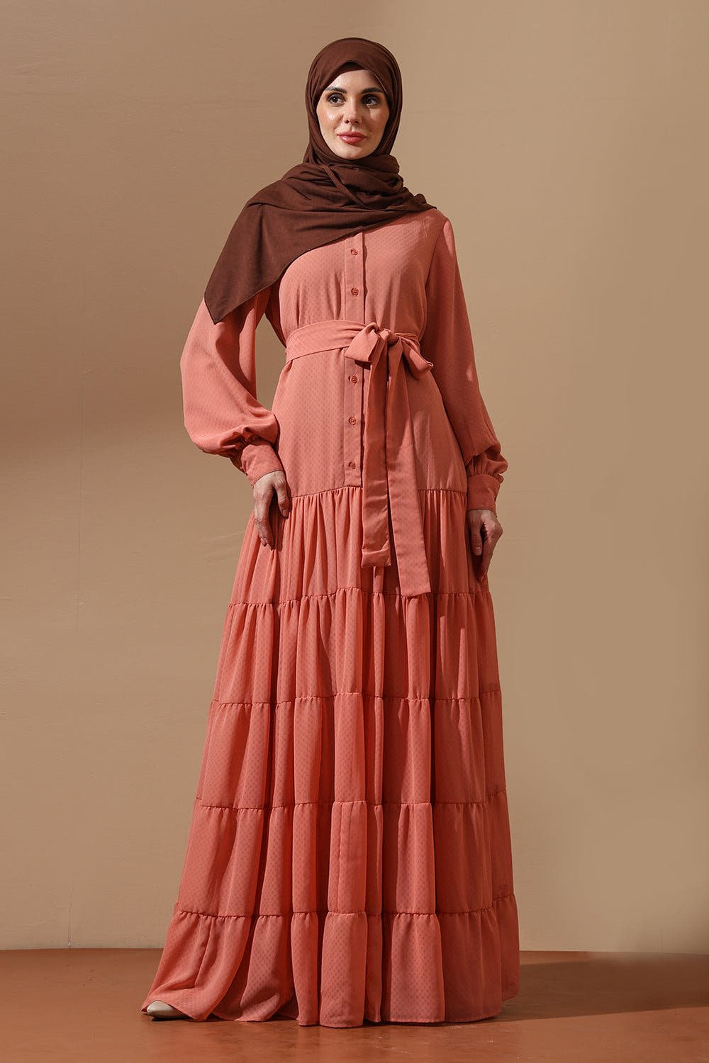 Robe longue évasée à volants couleur pêche avec taille ceinturée