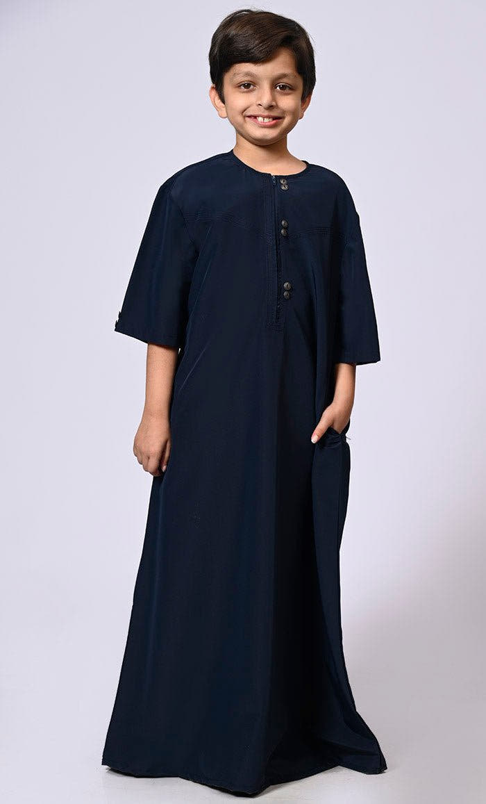 Thobe bleu marine à fermeture éclair pour garçon avec boutons apparents et détails de couture