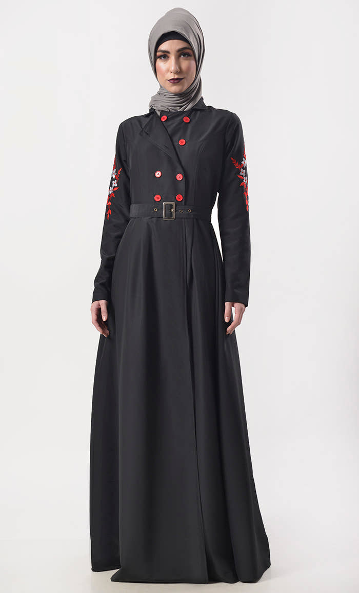 Abaya classique noire modeste brodée avec poches