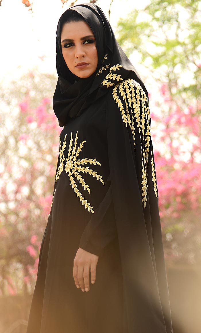 Abaya noire dramatique et somptueuse brodée