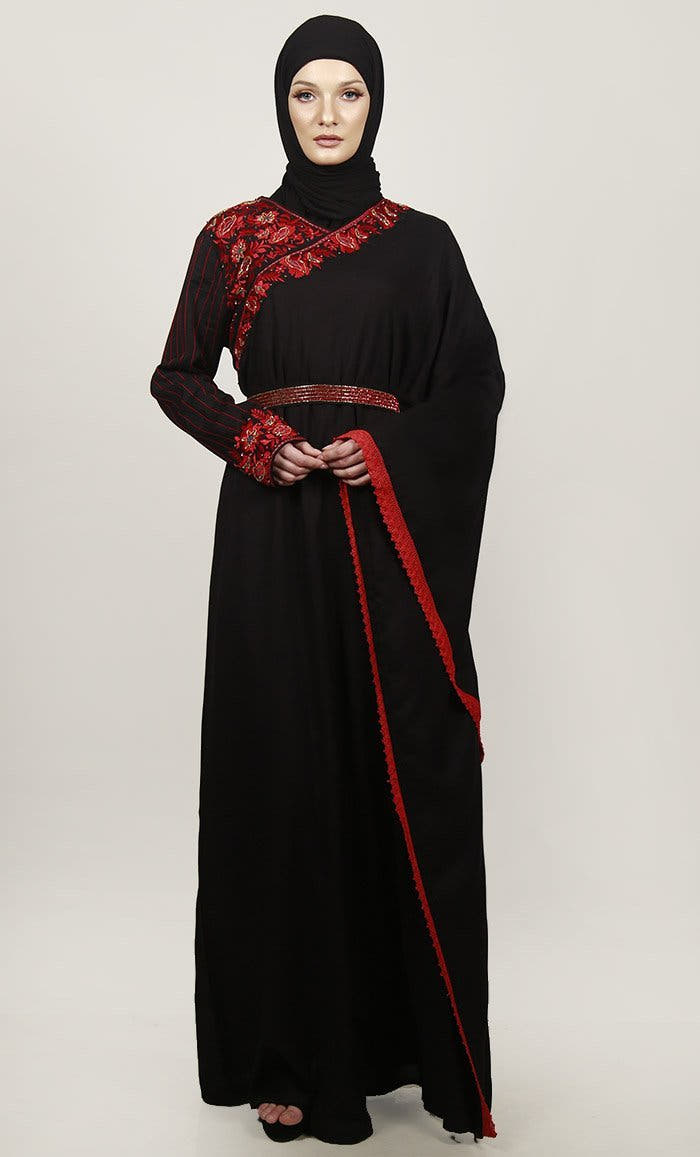 Abaya mi-longue noire style caftan brodée avec dentelle sur les bordures