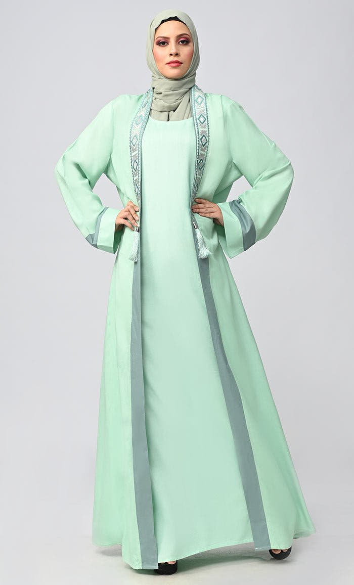 Abaya 2 pièces avec boléro à pompons · Broderie en dentelle