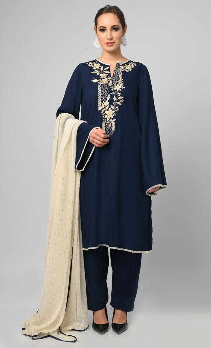 Phiran en rayonne bleu marine avec broderie cachemirie, accompagné d'un salwar et d'un dupatta