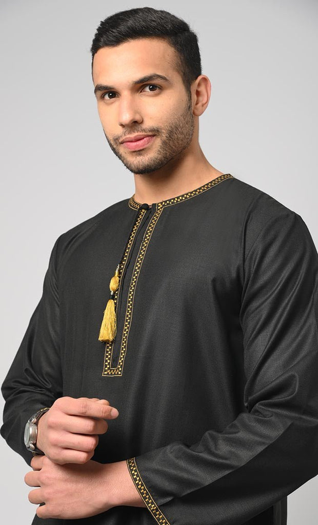 Men's Arabian Golden Embroidery And Tassel Detail Thobe - EastEssence.com