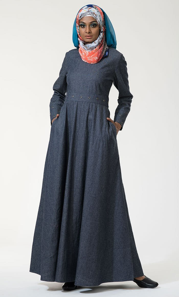Abaya évasée à détails d'œillets métalliques