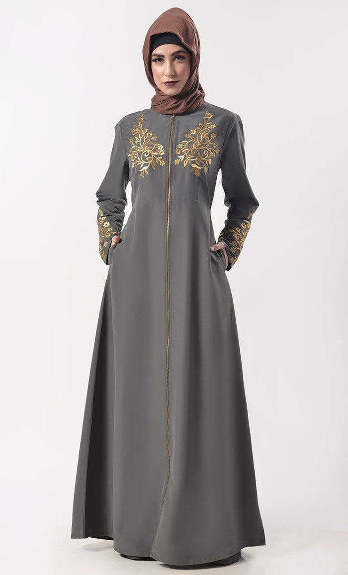 Abaya longue zippée, style classique et sobre, avec décorations appliquées et poches, gris