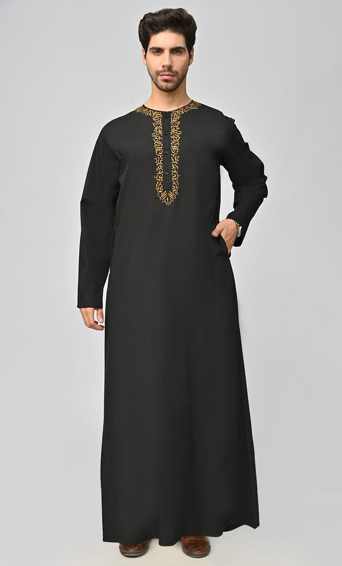 Thobe islamique pour homme avec broderies et poches (noir)