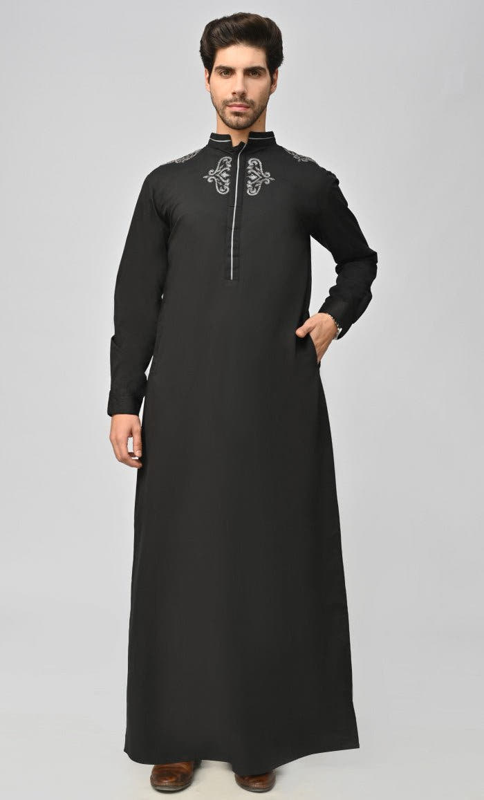 Qamis islamique pudique pour homme avec broderie et poches – Noir