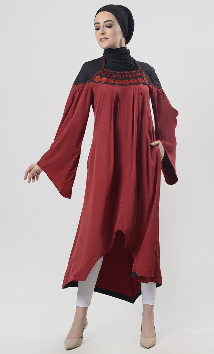 Tunique rouge à ourlet asymétrique avec broderie Aari