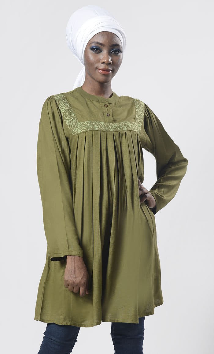 Tunique olive douce ouverte à l'avant avec boutonnage et broderie Aari