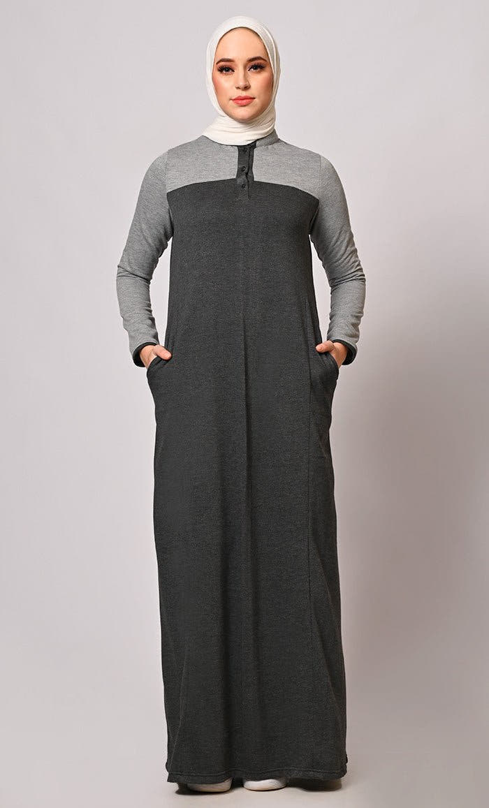 Restez au chaud avec style : l'abaya en polaire bicolore