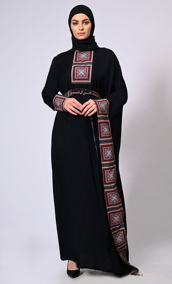 Kaftan noir avec empiècements imprimés et pompon